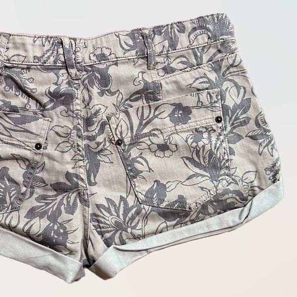 Free People We The Free Sz 28 Beginners Luck Slouch Shorts in Tan Floral Print - Picture 5 of 7